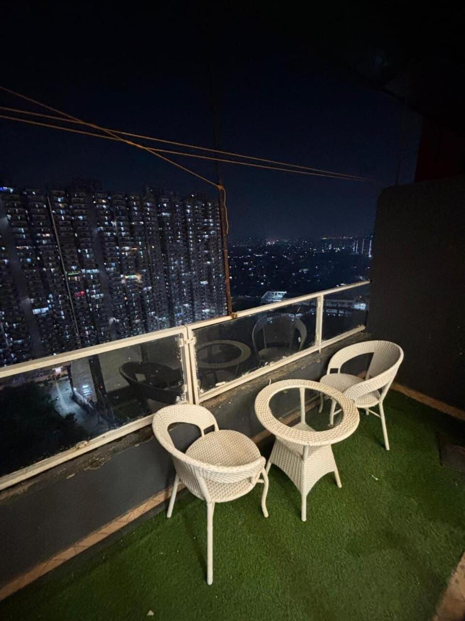 Skyview Modern Stay at Gaur City Center Noida Apartment in Noida