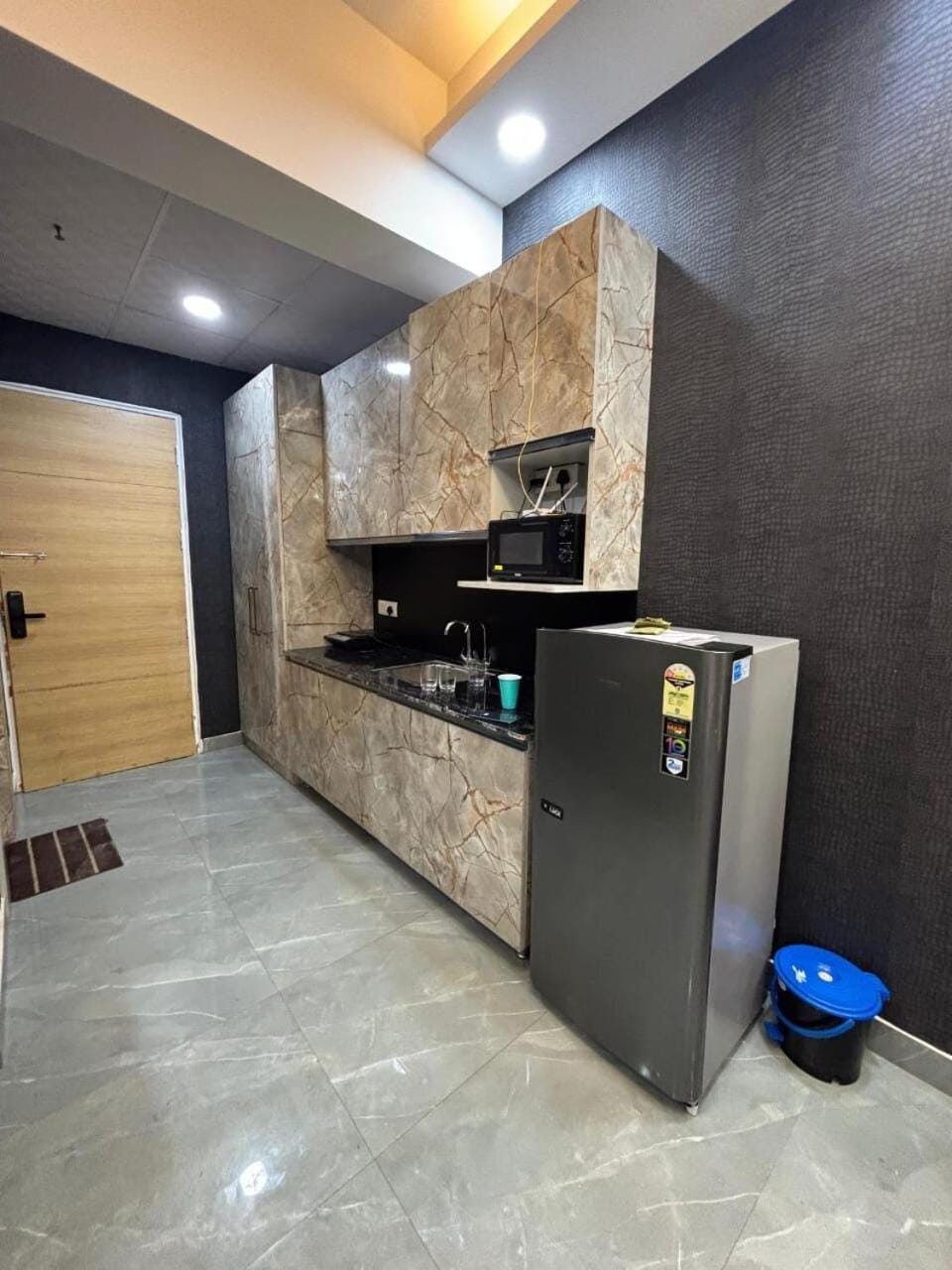 Skyview Modern Stay at Gaur City Center Noida Apartment in Noida