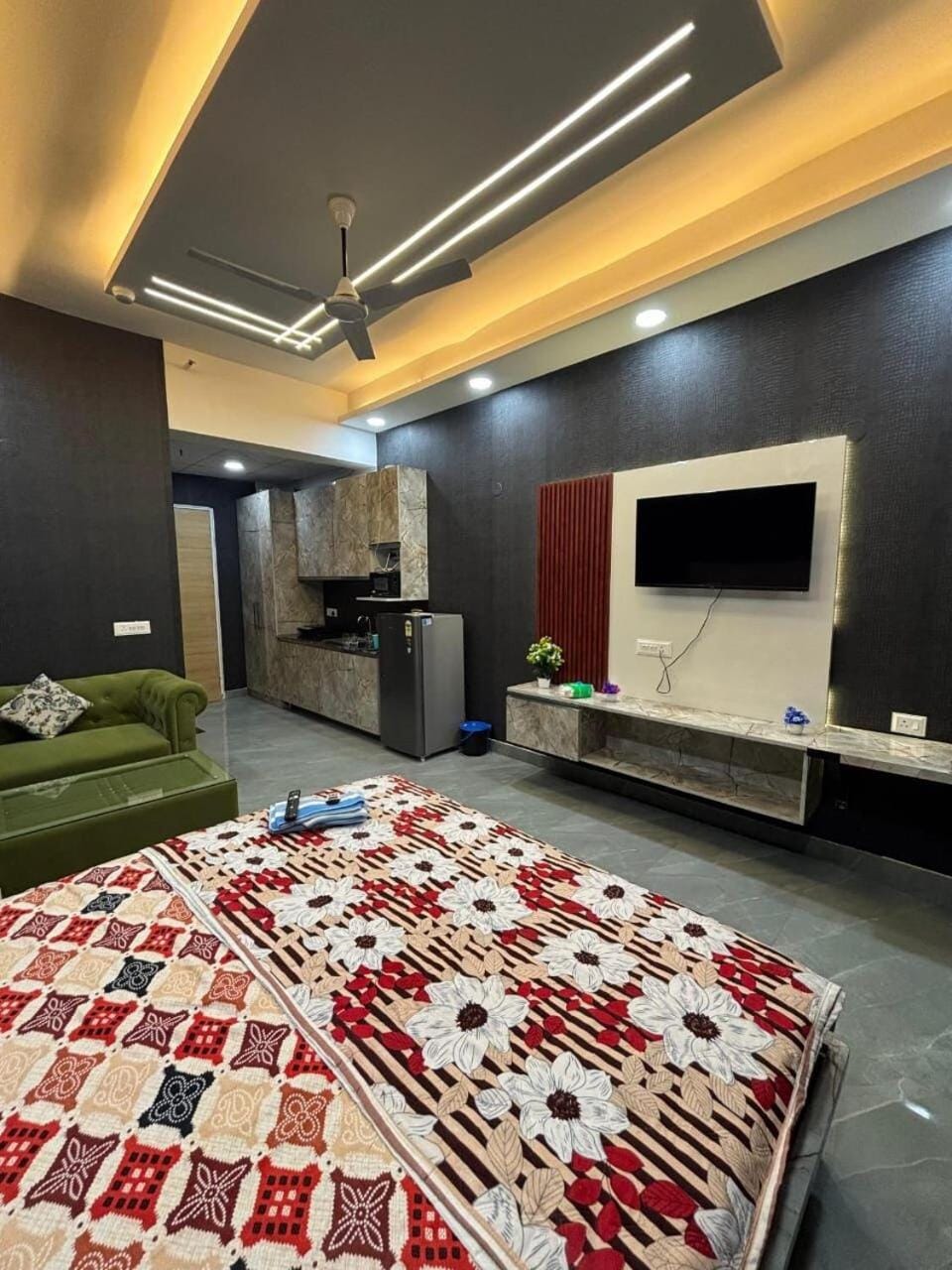 Skyview Modern Stay at Gaur City Center Noida Apartment in Noida