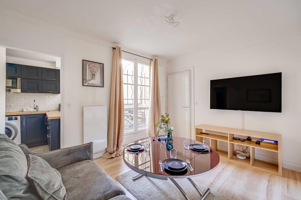 TV and multimedia, Kitchen or kitchenette, Living room, Seating area, Dining area
