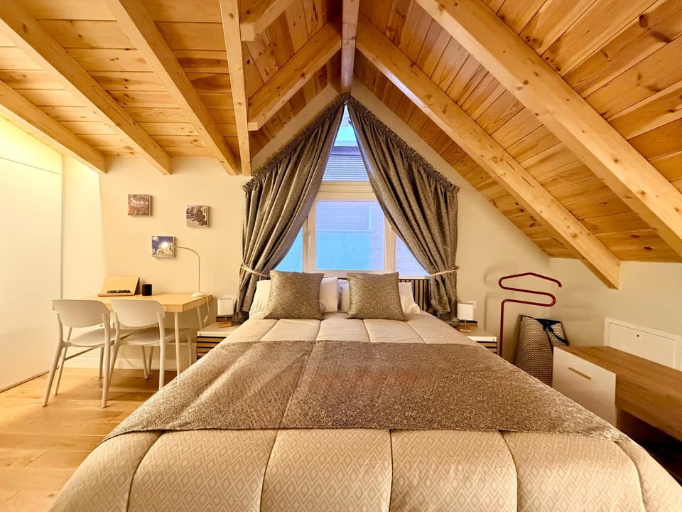 Bed, Seating area, Bedroom