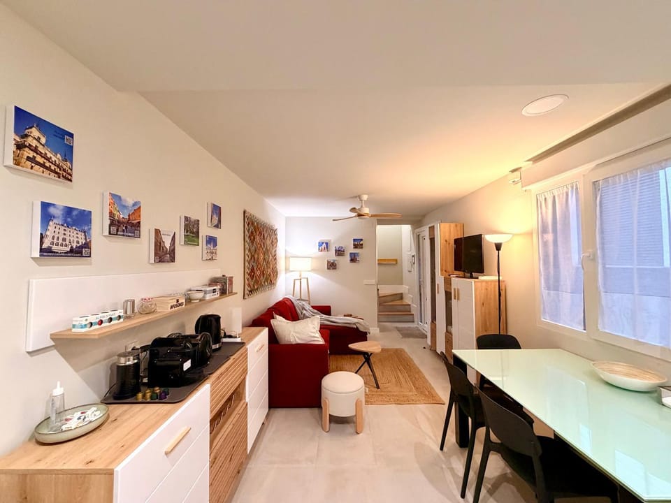 Living room, Dining area, oven