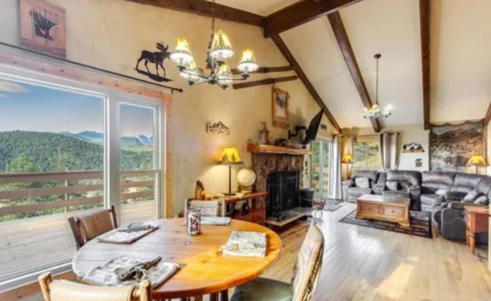 Living room, Dining area, Mountain view