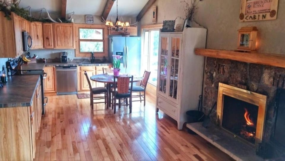 Kitchen or kitchenette, Dining area, pet friendly