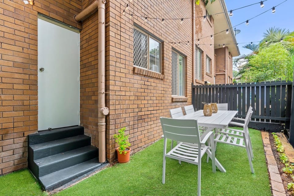 Palm-Feel Townhouse in the Heart of Burleigh House in Burleigh Heads