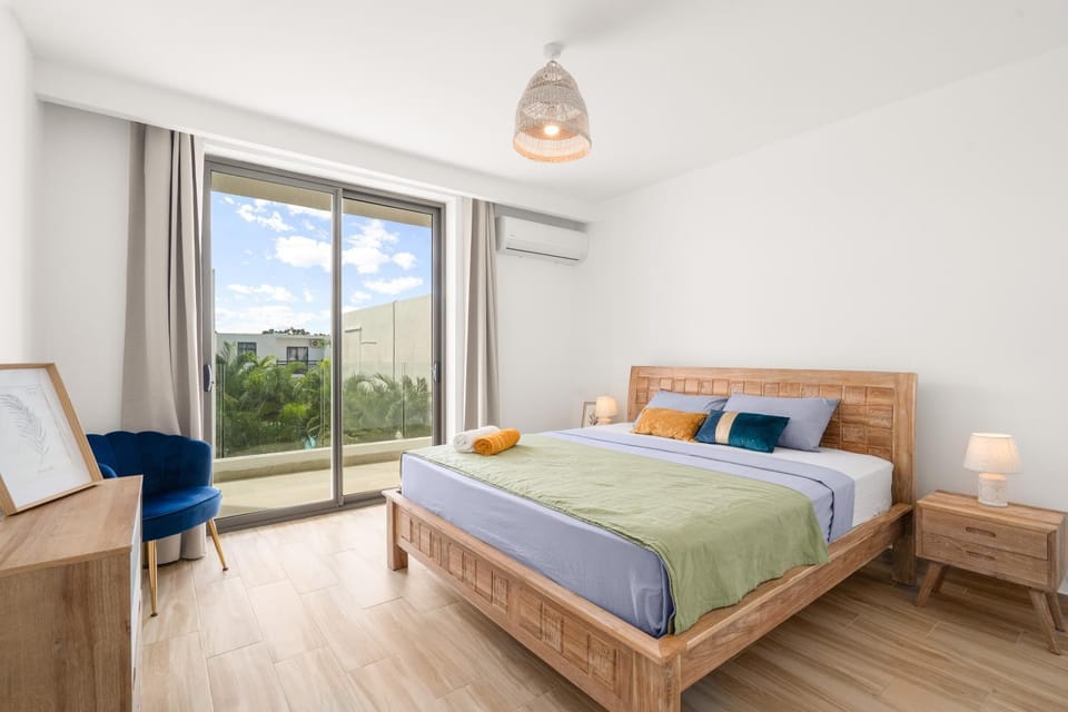 Bed, Bedroom, towels, air conditioner