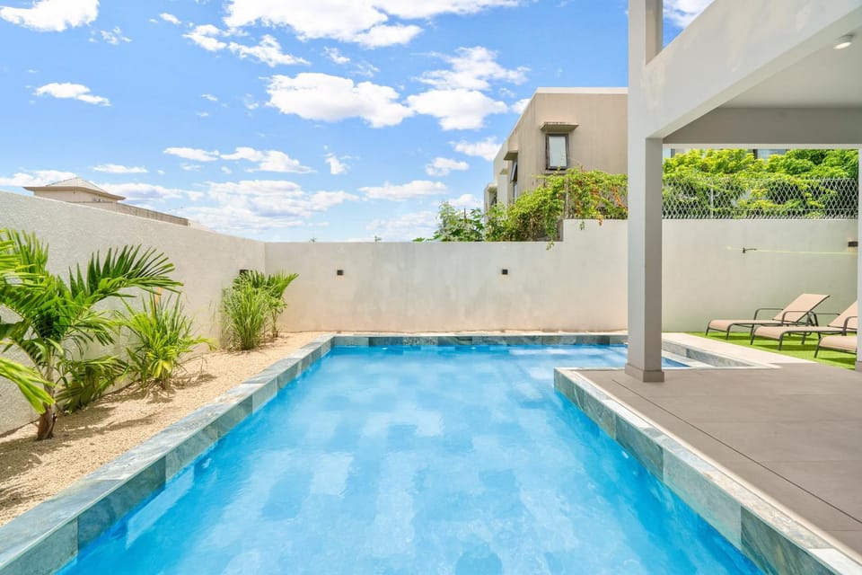 Patio, Swimming pool, sunbed
