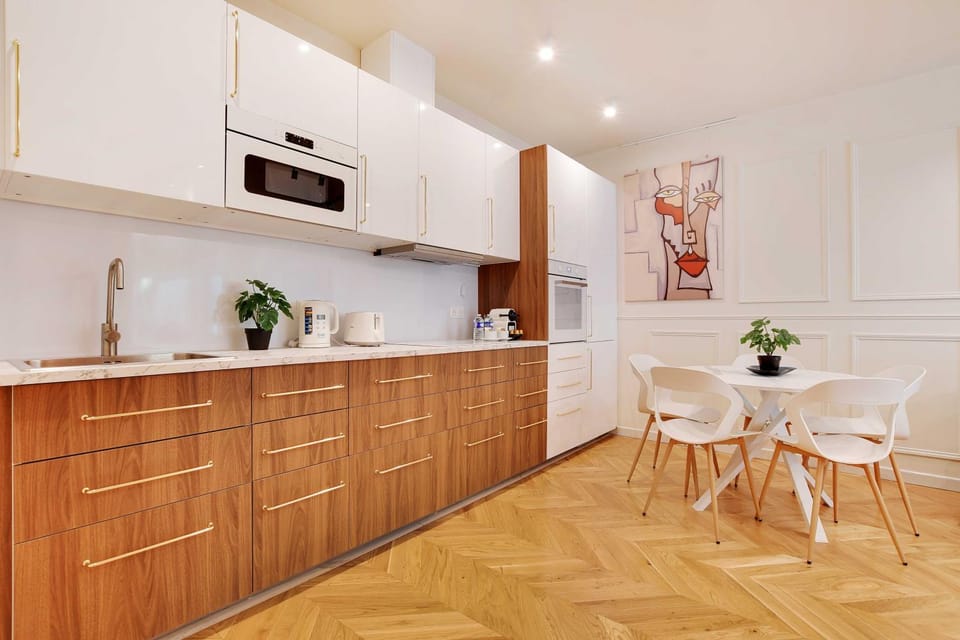 Kitchen or kitchenette, Dining area