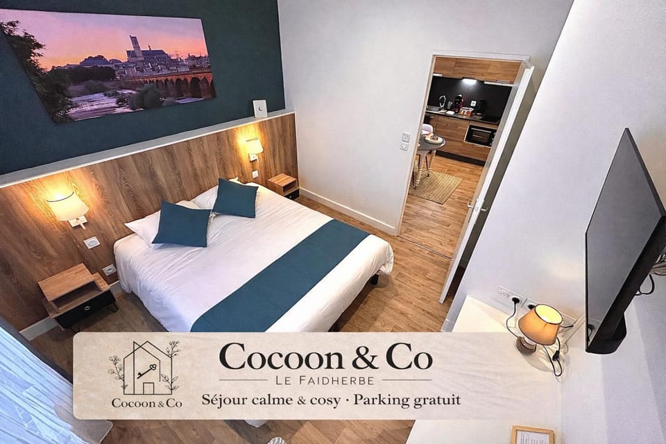 Bed, Property logo or sign, TV and multimedia, Photo of the whole room, Bedroom