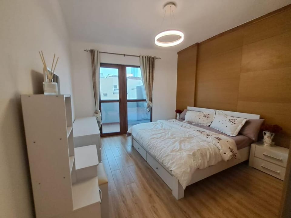 Modern One-Bedroom Apartment King and Queen Beds Two Bathrooms Apartment in Dubai