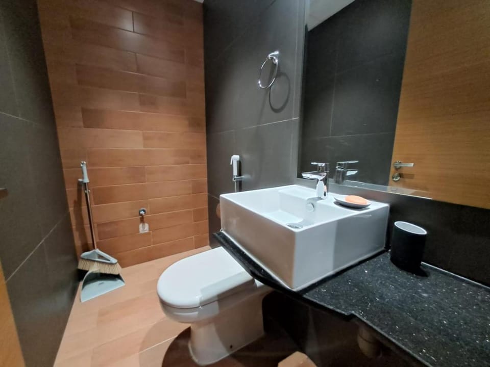Modern One-Bedroom Apartment King and Queen Beds Two Bathrooms Apartment in Dubai