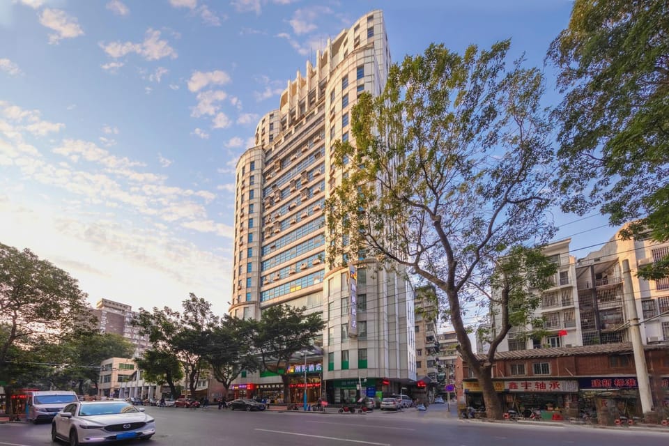 Property building, Day, Neighbourhood, City view, Location