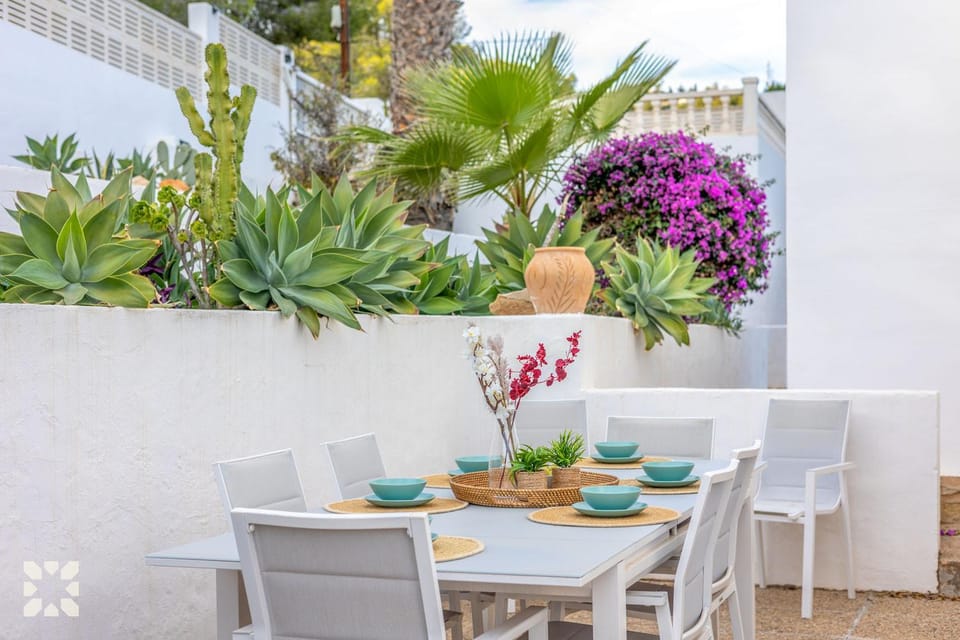 Patio, Day, Garden, View (from property/room), Balcony/Terrace, Living room, Seating area, Dining area, Garden view