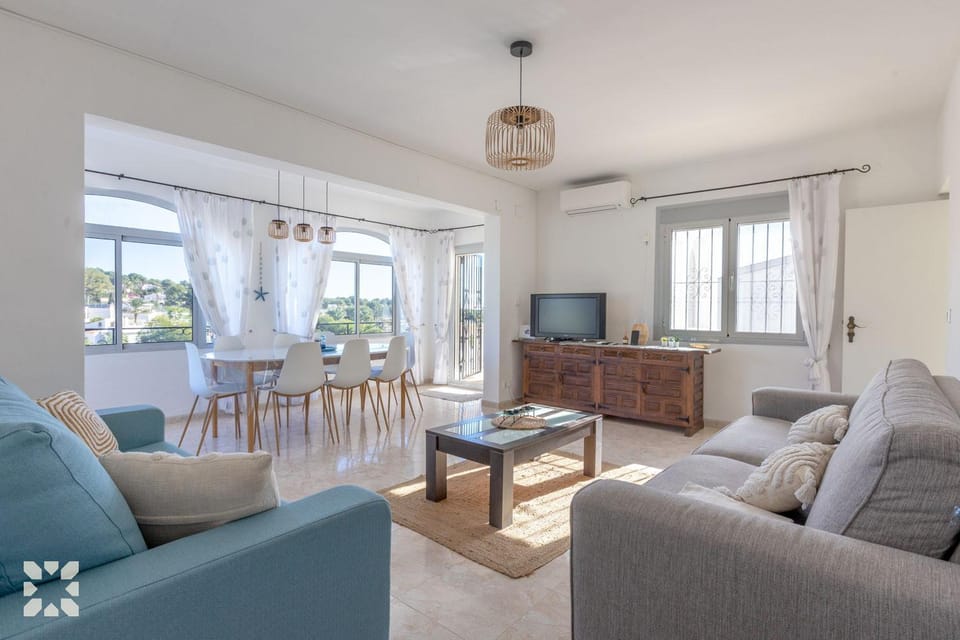 Communal lounge/ TV room, TV and multimedia, Living room, Seating area, Dining area