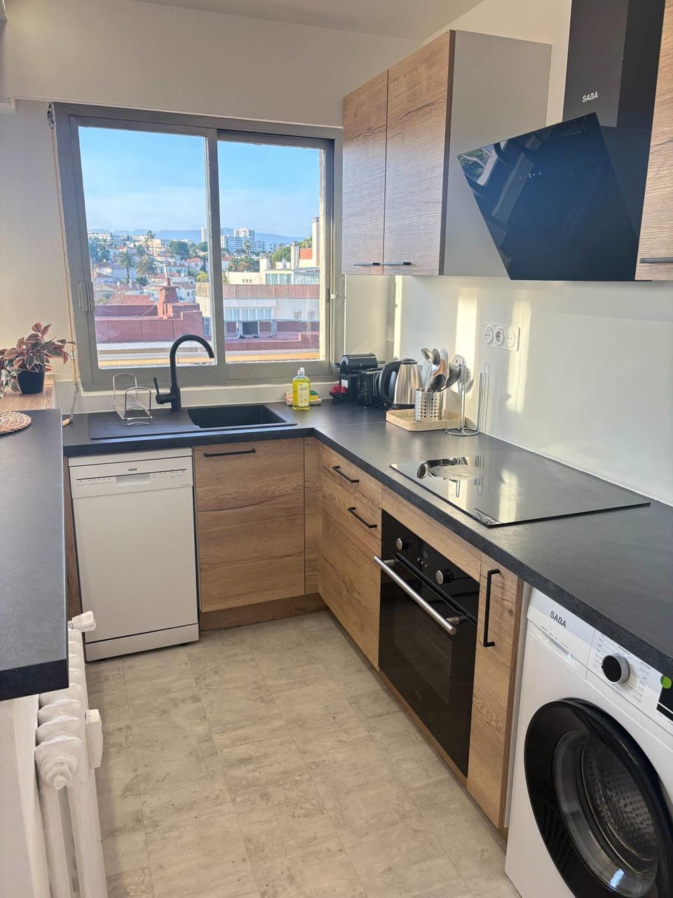 Coffee/tea facilities, dishwasher, oven, toaster, washing machine