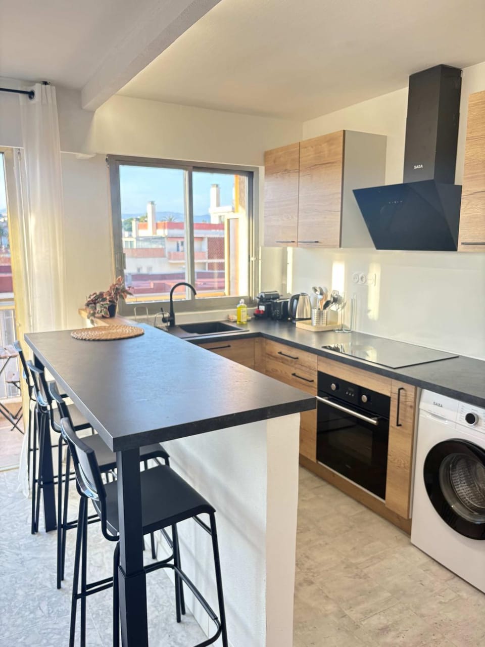 Kitchen or kitchenette, Dining area, stove, washing machine