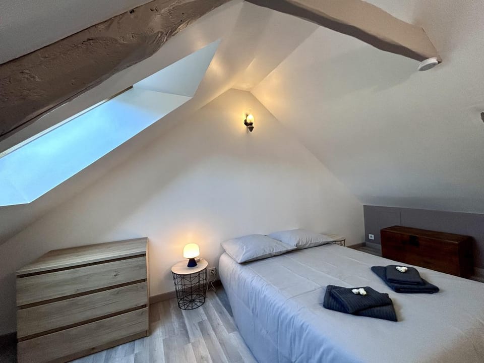 Photo of the whole room, Bedroom