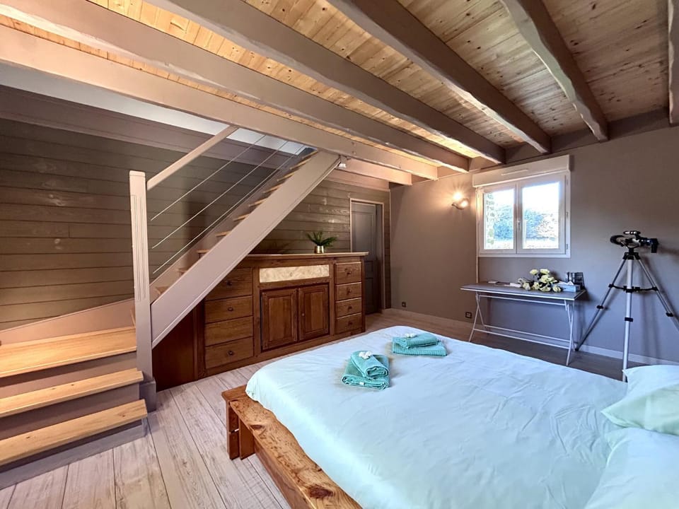 Photo of the whole room, Bedroom
