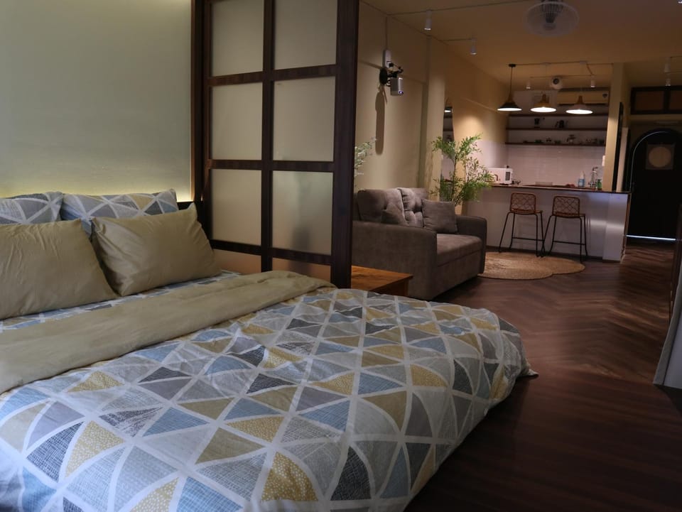 Bed, Kitchen or kitchenette, Bedroom