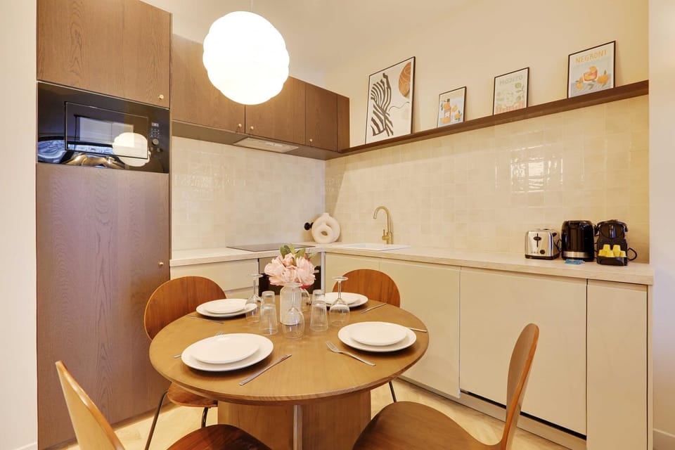 Kitchen or kitchenette, Dining area