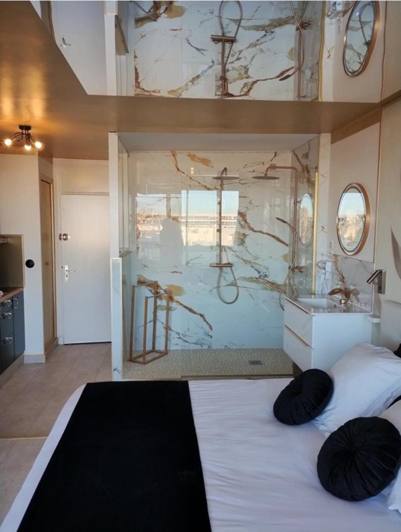 Bed, Bathroom