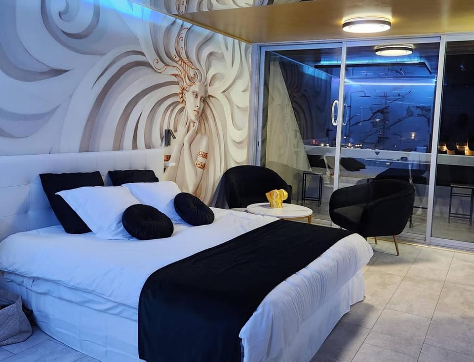 Bed, Photo of the whole room