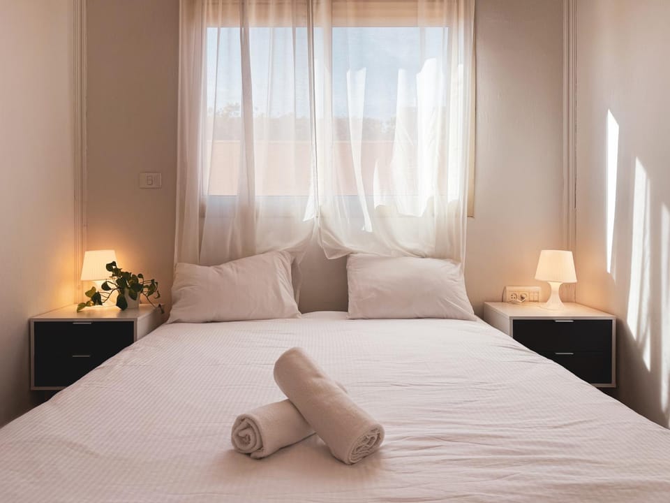 Bed, Photo of the whole room, Bedroom, towels