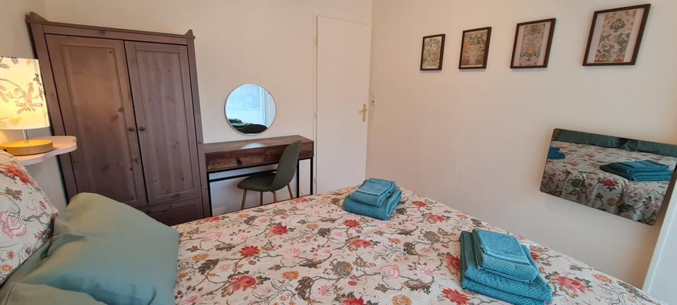 Bed, Photo of the whole room, Bedroom, wardrobe