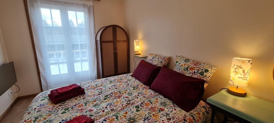 Bed, Photo of the whole room, Bedroom, wardrobe