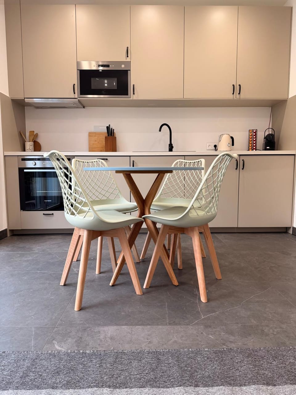 Kitchen or kitchenette, Dining area, minibar, pet friendly, stove