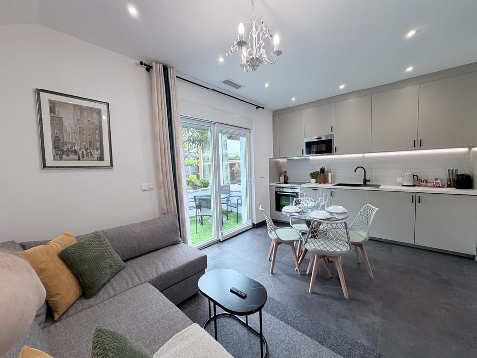 Property building, Coffee/tea facilities, Kitchen or kitchenette, Living room, Seating area, Dining area, Breakfast, minibar, pet friendly