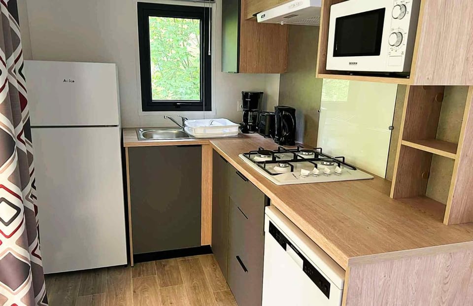 Kitchen or kitchenette, kitchen