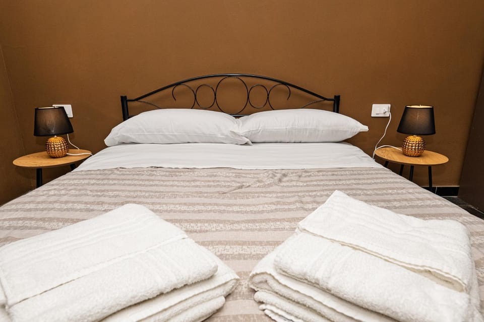 Photo of the whole room, Bedroom, towels