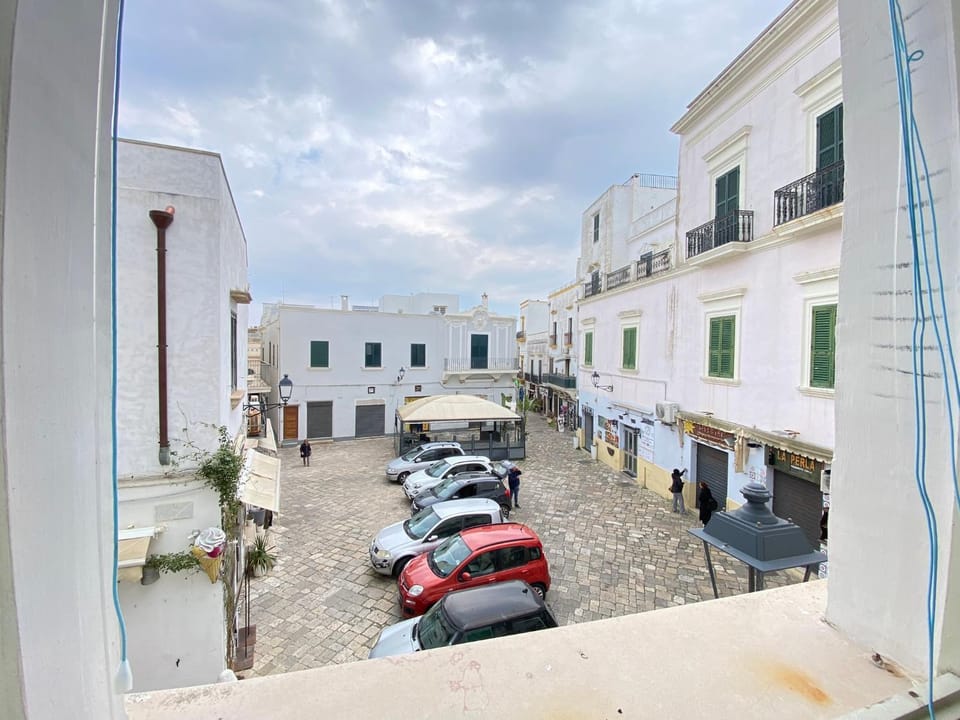 Property building, Restaurant/places to eat, Day, Neighbourhood, Street view, Location, Parking