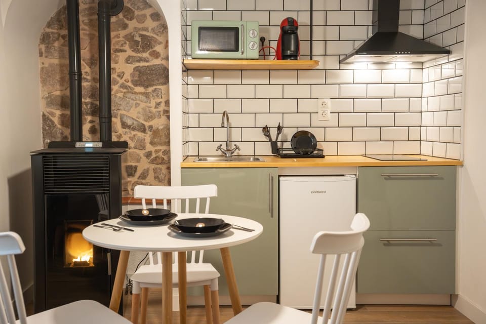 Kitchen or kitchenette, Dining area