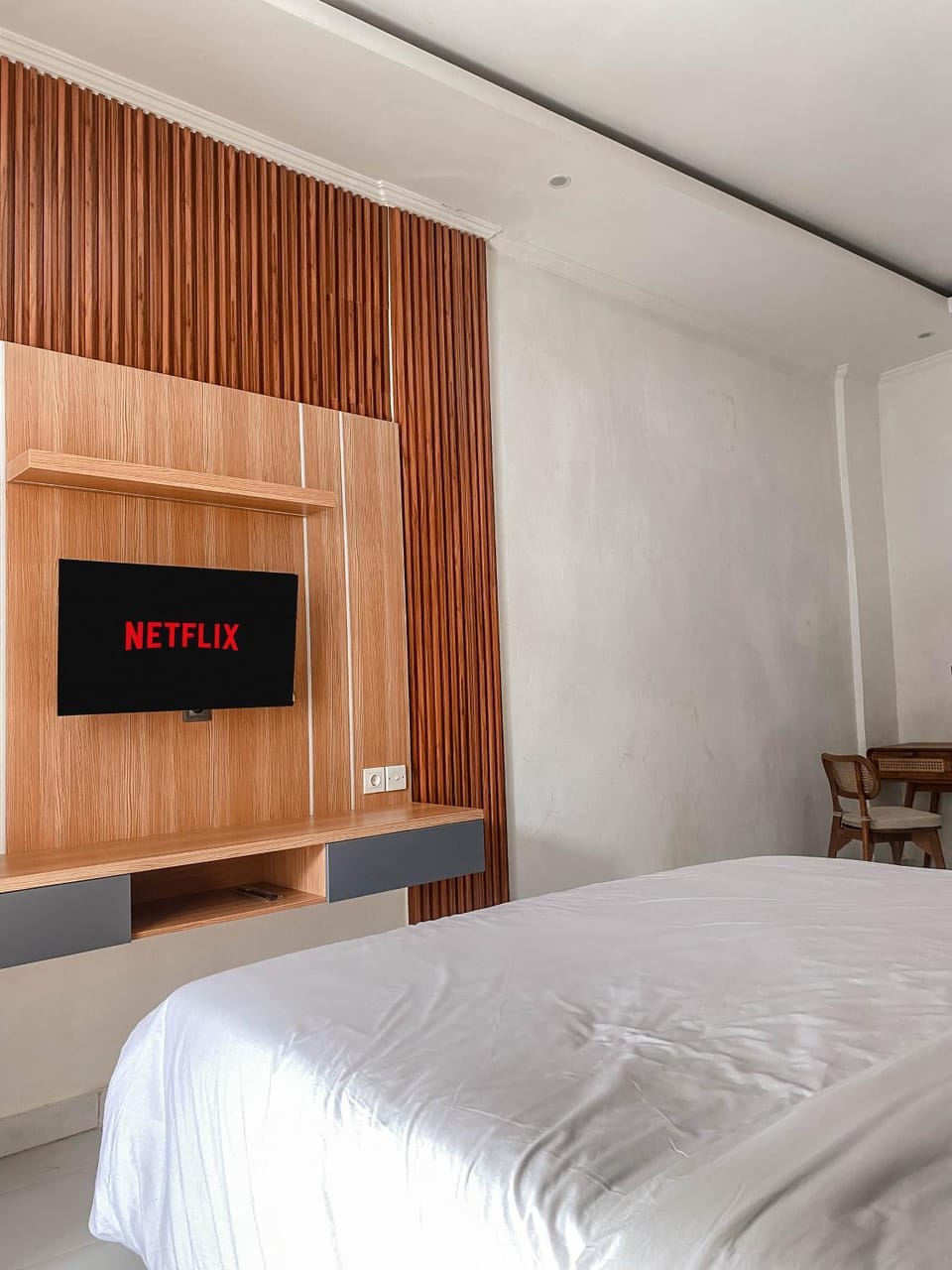 Bed, TV and multimedia, Bedroom