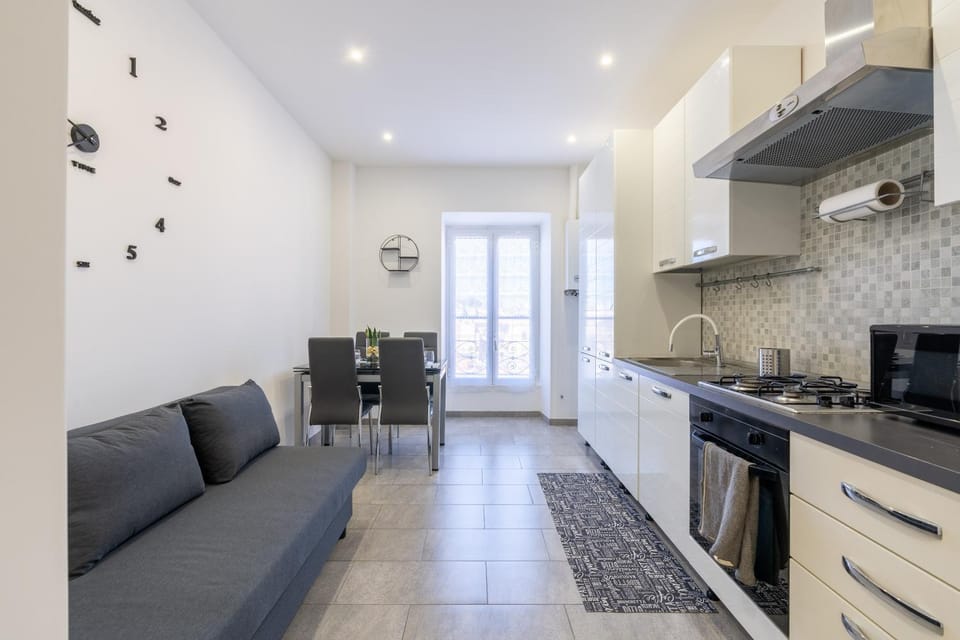 Kitchen or kitchenette, Living room, stove