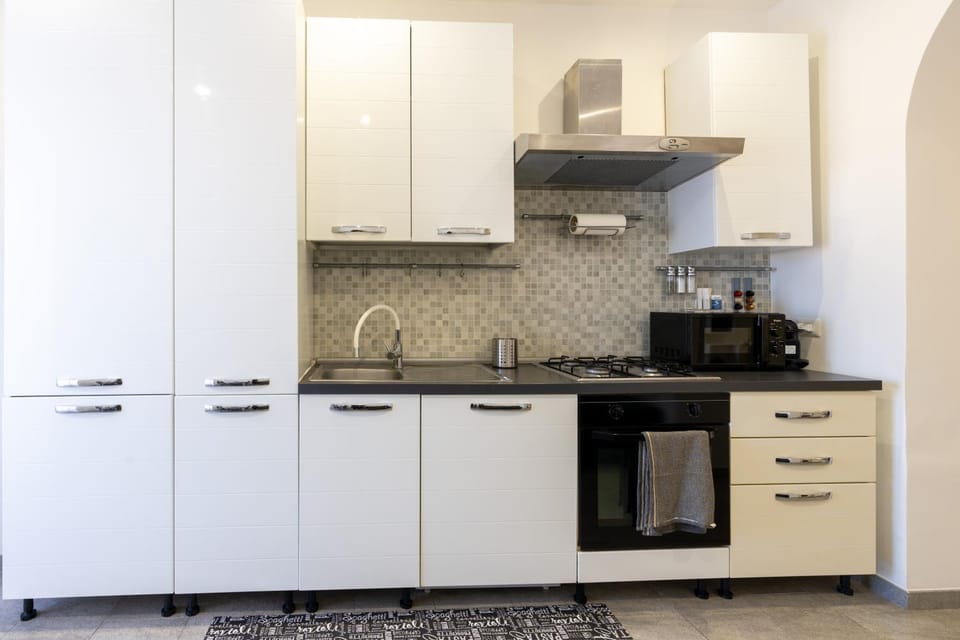 Kitchen or kitchenette, dishwasher, oven, washing machine
