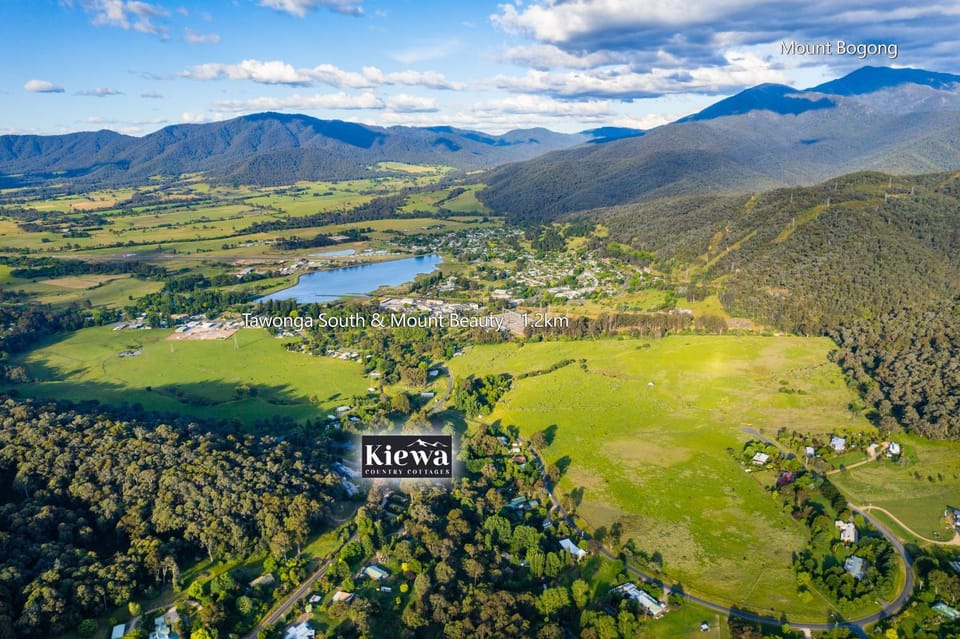 Nearby landmark, Neighbourhood, Bird's eye view, View (from property/room), Landmark view, Mountain view