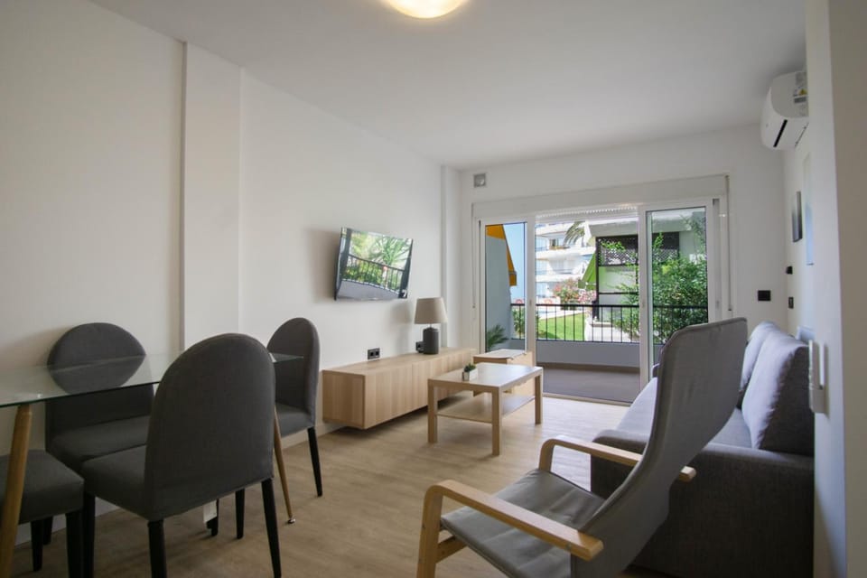 TV and multimedia, Balcony/Terrace, Living room, Seating area, Dining area, Garden view, Sea view, air conditioner