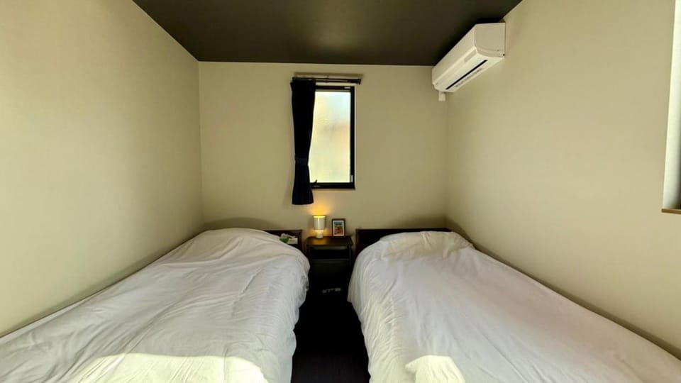 Bed, Photo of the whole room, Bedroom, air conditioner