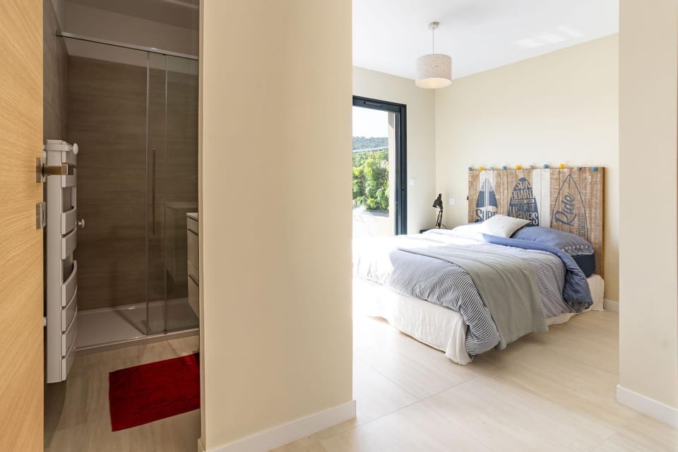 Shower, Bed, Bathroom, Photo of the whole room, Bedroom, towels