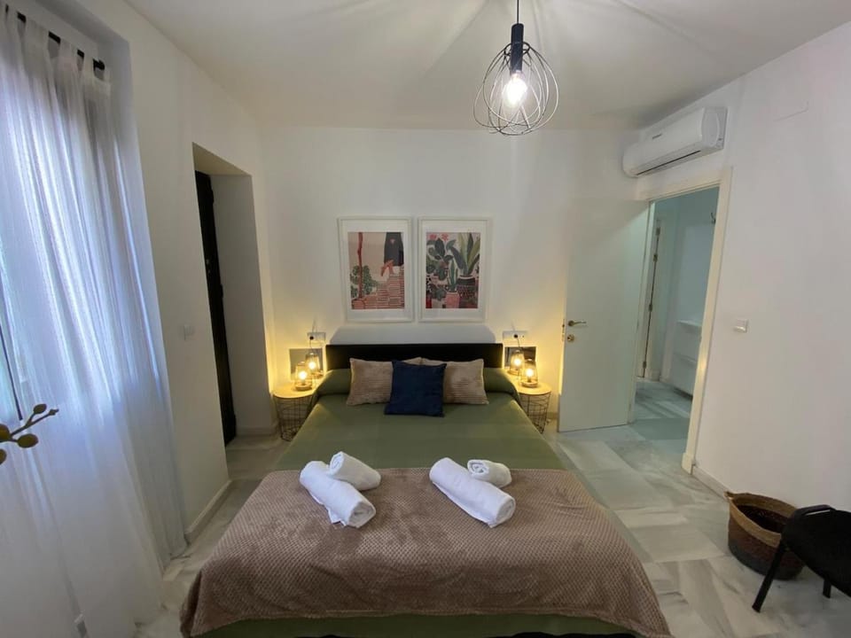 Bed, Bathroom, TV and multimedia, Photo of the whole room, Bedroom, heating, towels, air conditioner