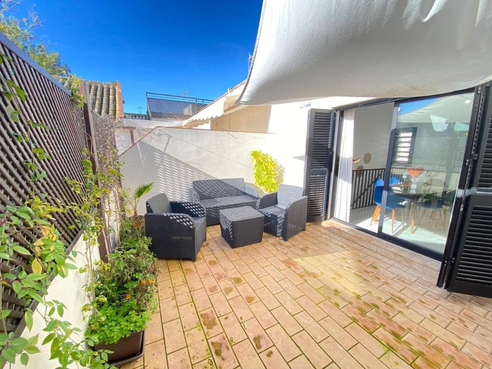 Patio, Day, Balcony/Terrace, Dining area