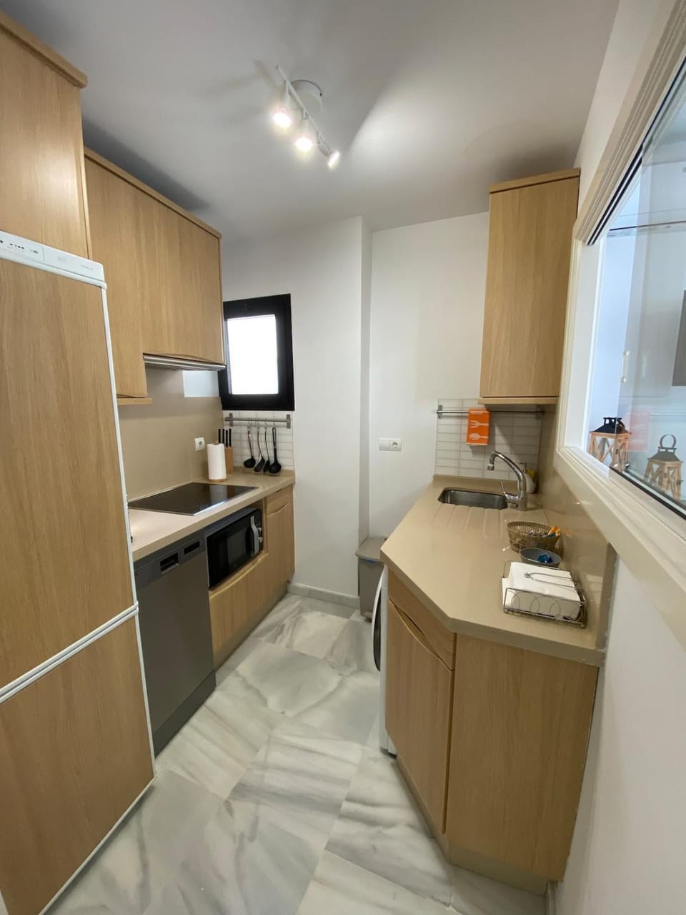 Coffee/tea facilities, Kitchen or kitchenette, dishwasher, oven, stove, washing machine