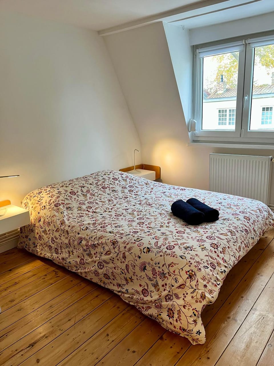 Bed, Photo of the whole room, Bedroom, towels