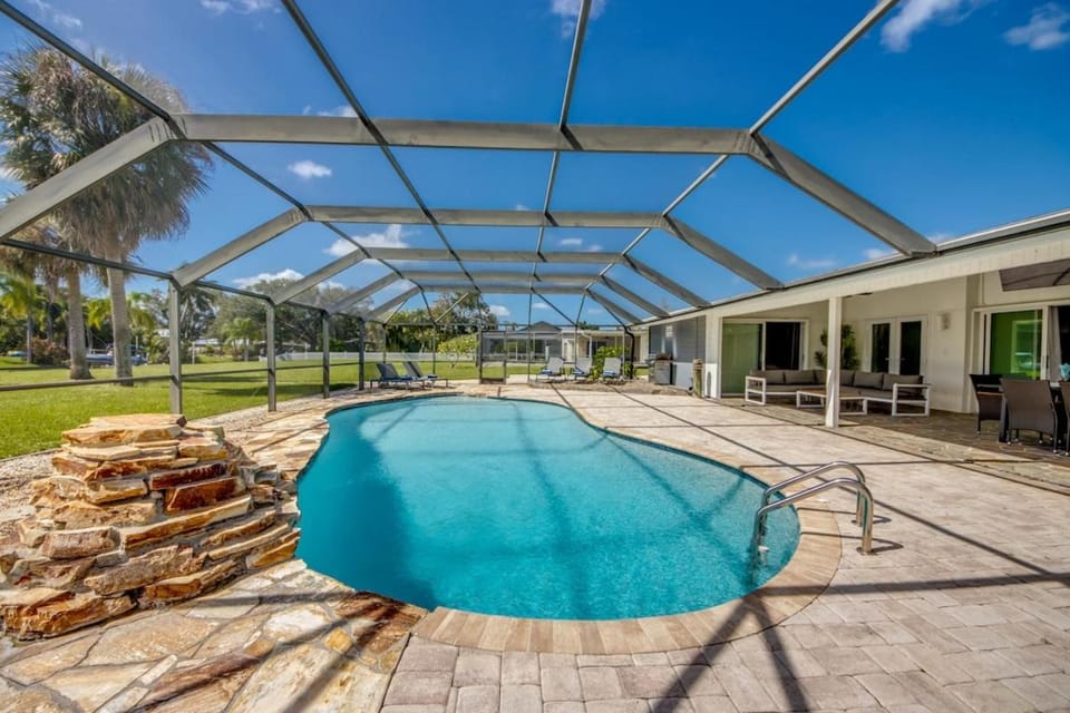 CoralVilla Seafan - prime location, with pool and canoes House in Lochmoor Waterway