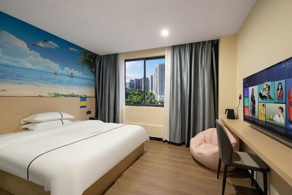 Bed, TV and multimedia, Photo of the whole room, Bedroom