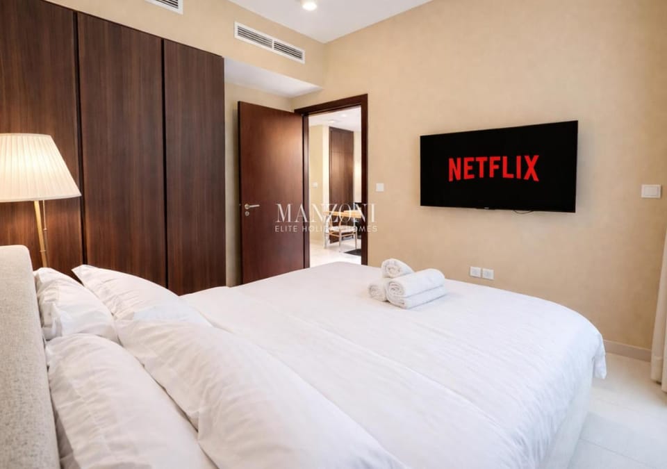 Bed, TV and multimedia, Bedroom, wardrobe, air conditioner