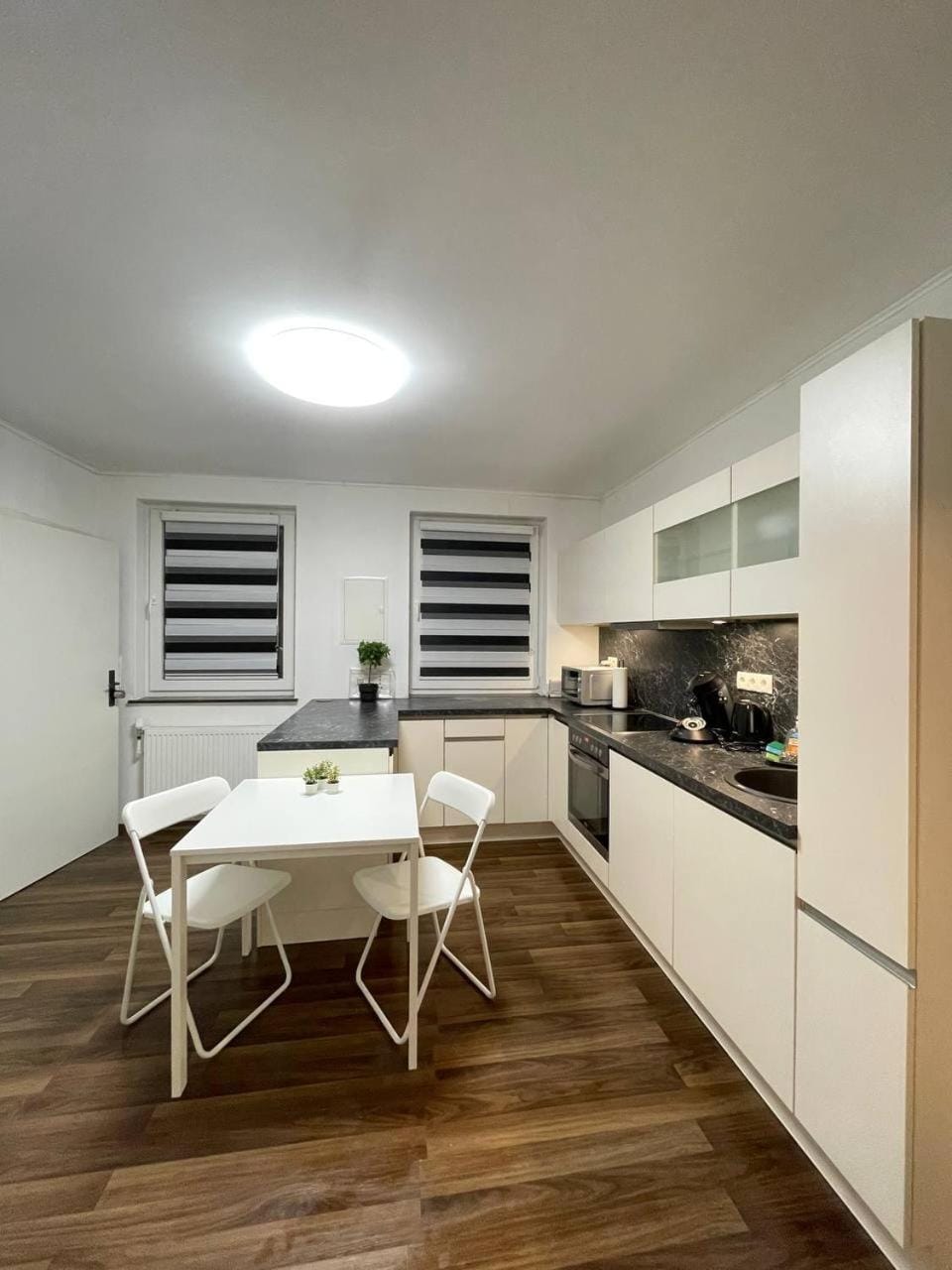 Kitchen or kitchenette, Seating area, Dining area, Food, Food, kitchen, kitchen